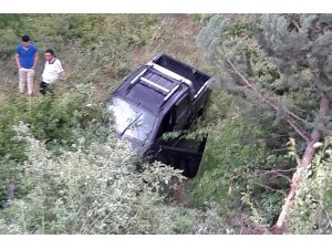 Yağış nedeniyle kayganlaşan yoldan dereye uçtular: 3 yaralı