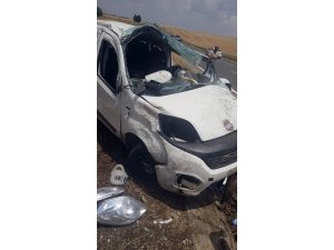 Diyarbakır’da hafif ticari araç refüje çarptı: 1 ölü, 3 yaralı