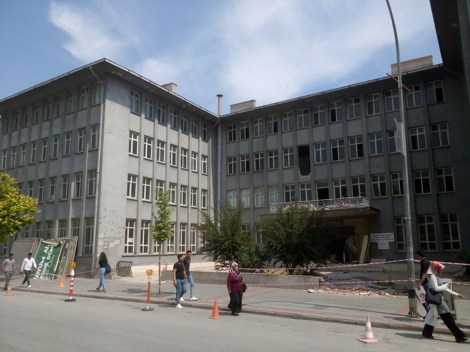 Alaaddin'deki o bina yıkılıyor