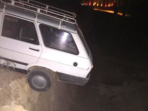 Otomobil inşaat temeline düşmekten son anda kurtarıldı