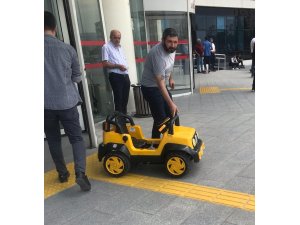 Avukat duruşmada savunmasını akülü çocuk arabası ile yaptı