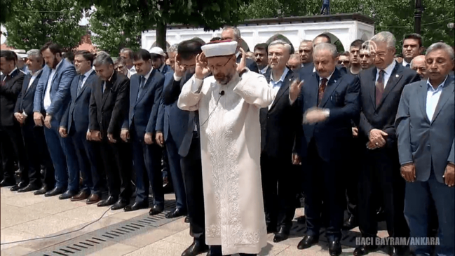 Mahkemede şehit olmuştu... Mursi için tüm yurtta gıyabi cenaze namazı kılındı