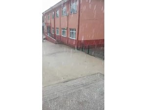 Sağanak yağış okul bahçesini göle çevirdi