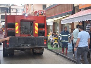 Bir anda dumanlar çıkan fritözü itfaiye ekipleri söndürdü