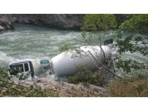 Beton mikseri Munzur Çayı’na uçtu