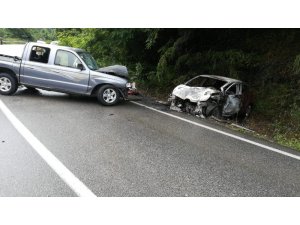Virajı alamayınca karşı yönden gelen araçla çarpıştı: 1 ölü, 1 yaralı