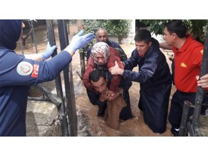 Evinde mahsur kalan yaşlı kadını itfaiye eri sırtında taşıdı
