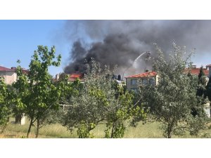 Çorlu’da çatı yangını yandaki apartmana sıçradı