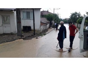 D-650 karayolunda su baskını nedeniyle sürücüler zor anlar yaşadı