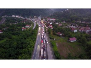 D-650 karayolu selden dolayı ulaşıma kapandı