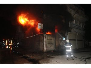 Oto elektrik dükkanı alev alev yandı: 3 araç küle döndü