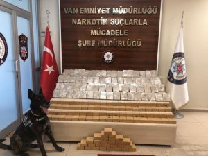 Park halindeki otomobilde koli koli eroin çıktı