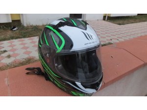 Motosiklet sürücüsünü kaskı kurtardı