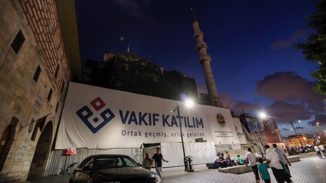 Cami duvarında banka reklamı! Tarihi Yeni Cami'de tepki çeken görüntü...