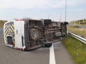 Ankara’da servis aracı devrildi: 15 yaralı