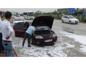 Seyir halindeki otomobil yandı