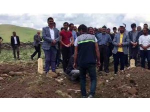 Öldürülen AK Parti Meclis üyesi ve yeğeni toprağa verildi