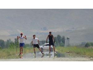 Kavurucu sıcakta tekerlekli kayak yarışması