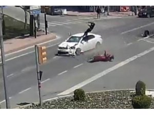 Motosiklet sürücüsünün fırladığı kaza anı kamerada