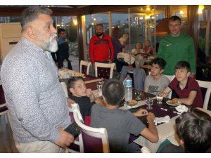 Başkan, şampiyon takımla bir araya geldi