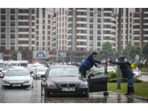 Gölete dönen yolda araçlar mahsur kaldı