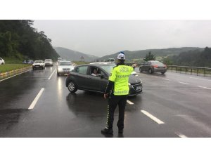 Bolu’da etkili olan sağanak D100’ü trafiğe kapattı