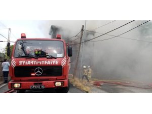 Fatih’te tadilatta olan iki katlı evde yangın çıktı