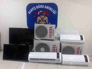 Çaldıkları klima ve televizyonları satamadan yakalandılar