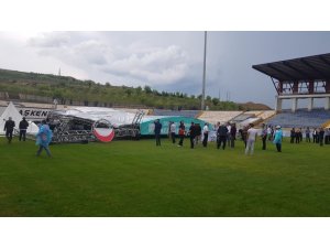 Karabük’te mezuniyet töreni için kurulan konser sahnesi yıkıldı: 2 yaralı