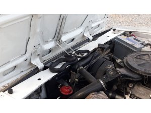 Otomobilin motor bölümüne giren yılan uzun uğraş sonucu çıkarıldı