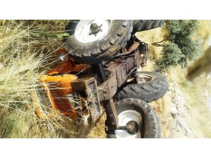 Devrilen traktörün sürücüsü öldü