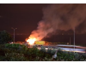 Kocaeli TEM’de plastik boru yüklü tır alev alev yandı