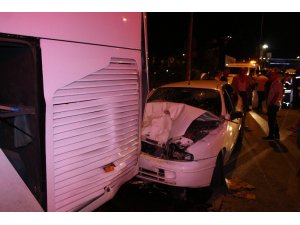 İzmir’de kontrolden çıkan otomobil otobüse çarptı: 4 yaralı