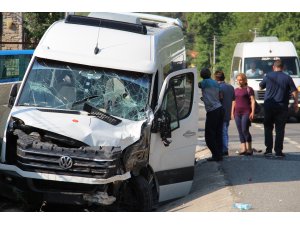 Marmaris'te Rus turistleri taşıyan minibüs tırla çarpıştı: 18 yaralı