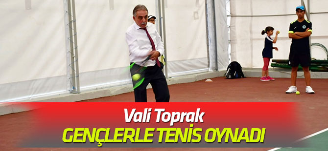 Vali Toprak, gençlerle tenis oynadı