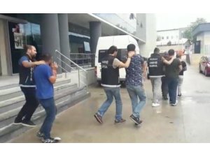 Binlerce uyuşturucu hapı kaçırmaya çalışırken yakalandılar