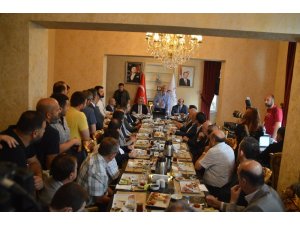İçişleri Bakanı Süleyman Soylu, tekstil esnafıyla kahvaltıda bir araya geldi