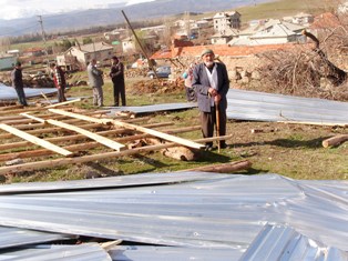 Şiddetli rüzgar bir ahırın çatısını uçurdu