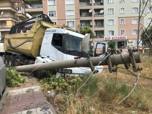 Freni patlayan hafriyat kamyonu beton elektrik direğini devirdi