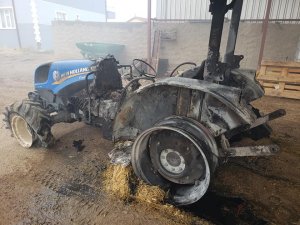 Büyükbaş hayvan çiftliğinde çıkan yangın maddi hasara yol açtı