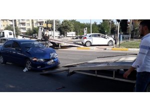 İki otomobil çarpıştı: 3 Yaralı