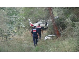 Antalya’da otomobil şarampole yuvarlandı: 3 yaralı