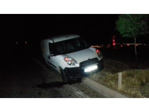 Hafif ticari araç refüje çıktı: 1 yaralı