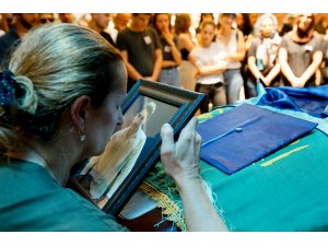 Mezuniyetinden bir gün önce ölen üniversite öğrencisinin cenazesi toprağa verildi