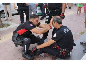 Kaza yapan polisten duygulandıran hareket