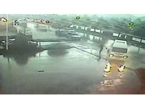 Ucuz atlatılan kaza anbean güvenlik kamerasına yansıdı