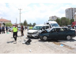 Hafif ticari araçla otomobil kafa kafaya çarpıştı: 6 yaralı