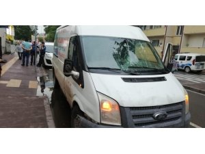 Sakarya’da önü kesilen araç kurşunladı