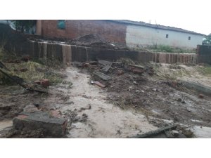 Sel okulun duvarını yıktı