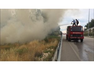 Alevler evlere sıçramadan söndürüldü